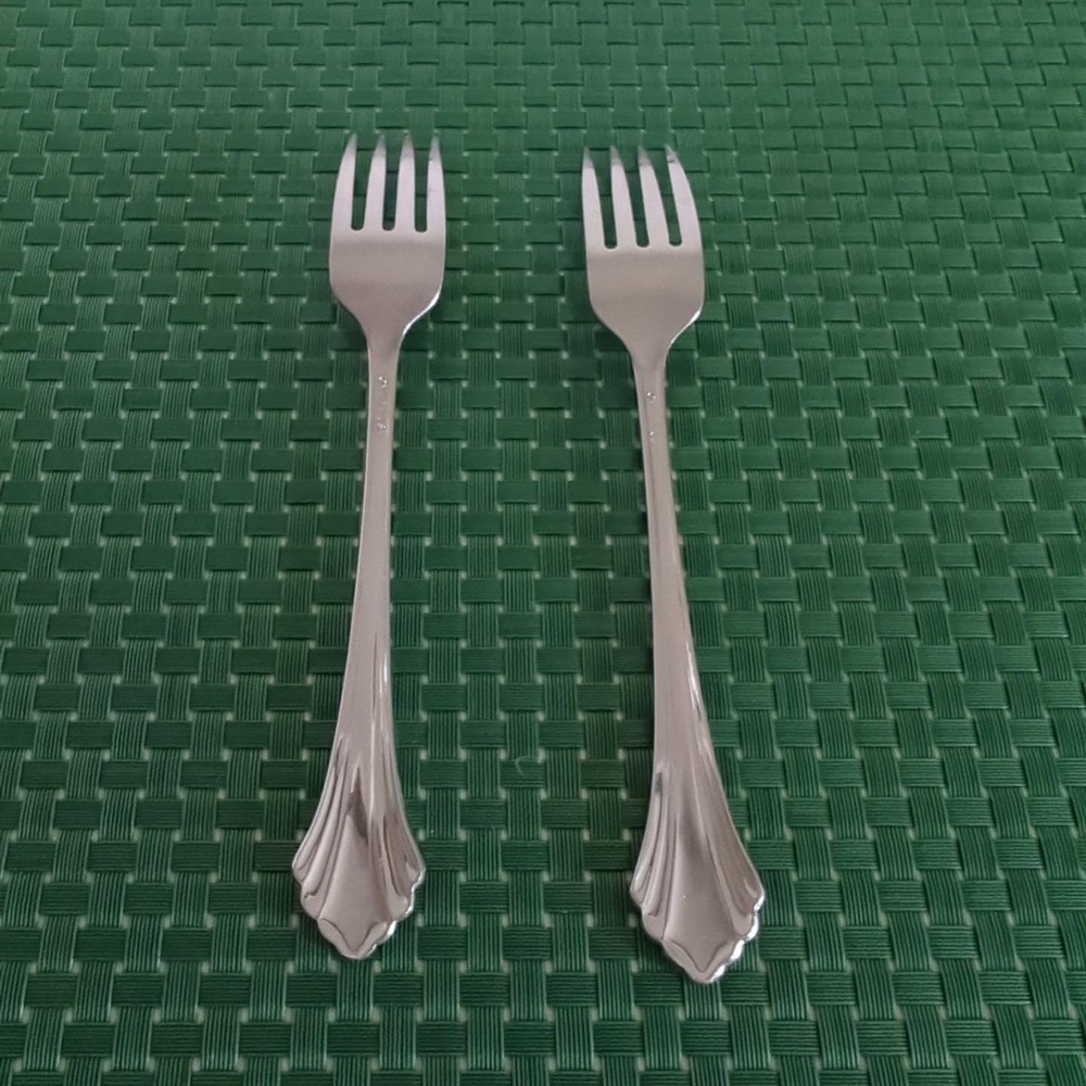 Oneida BANCROFT Dinner Forks Set Lot of 2 Stainless Flare Tip Ridged Glossy USA - Picture 4 of 8